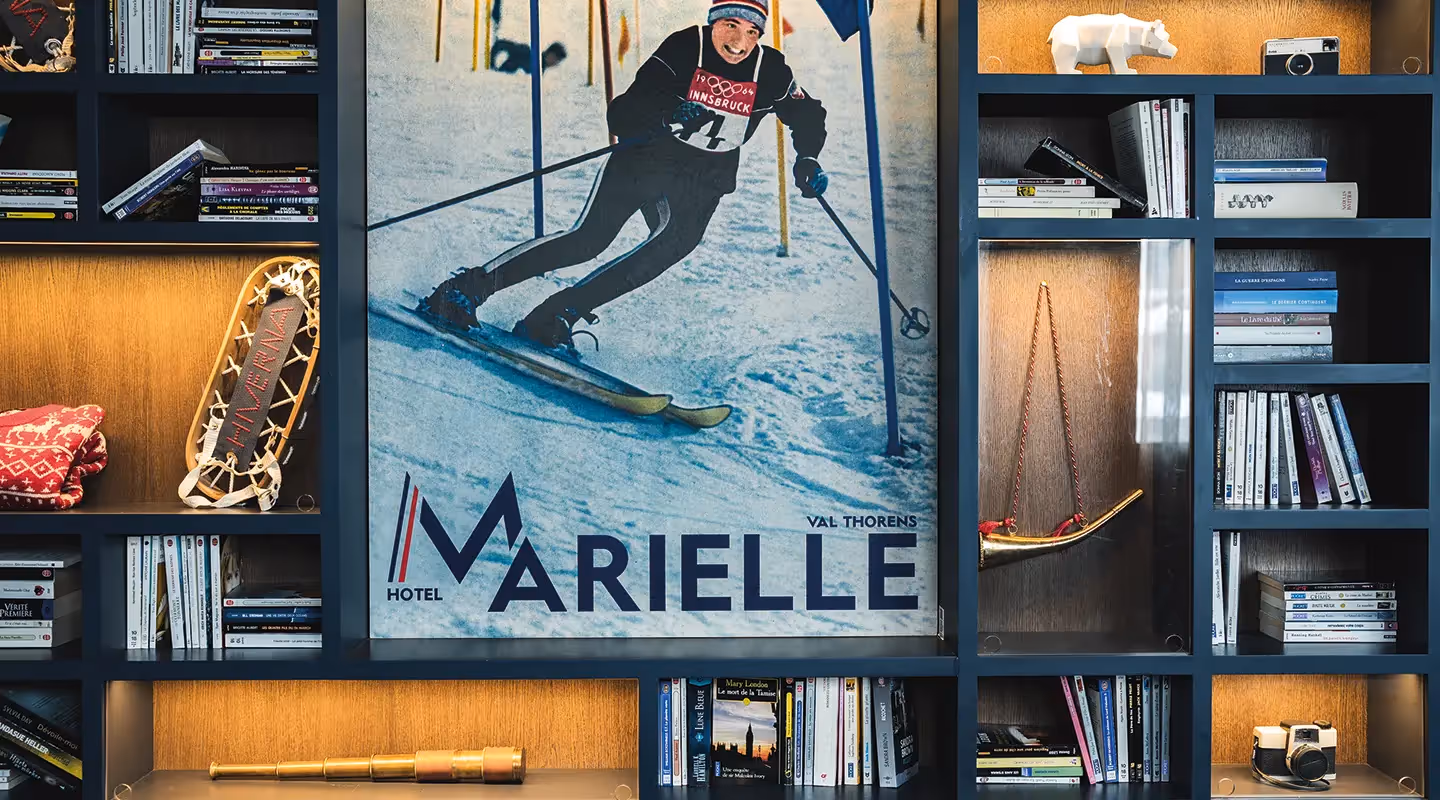 mur à l'entrée de l'hôtel Marielle