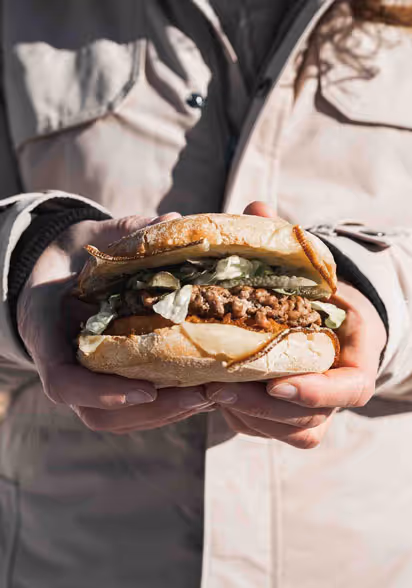 Burger with deckchair at the M Gourmet Snack du Marielle