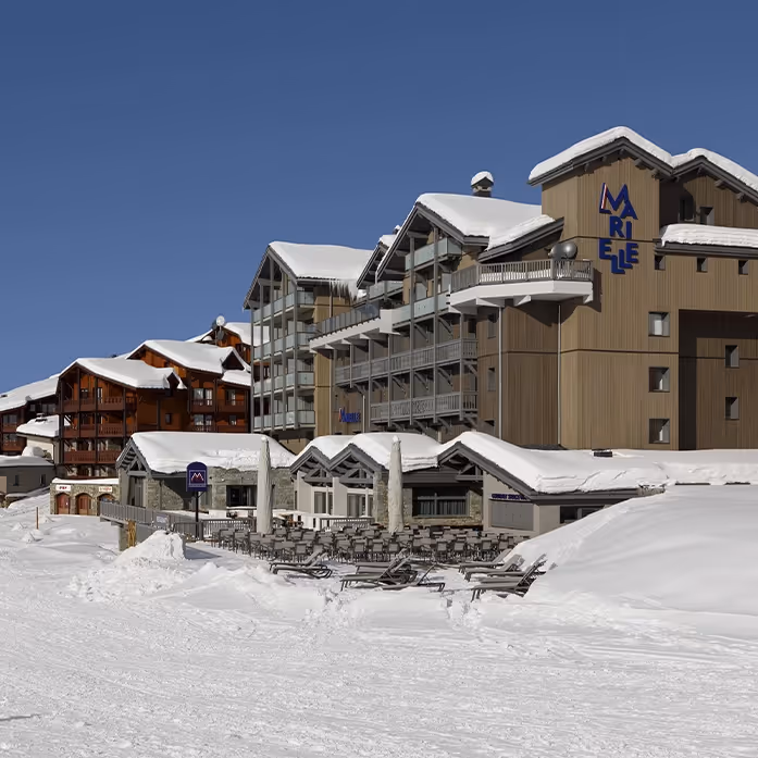 Façade de l'Hôte Marielle à Val Thorens un jour d'hiver ensoleillé