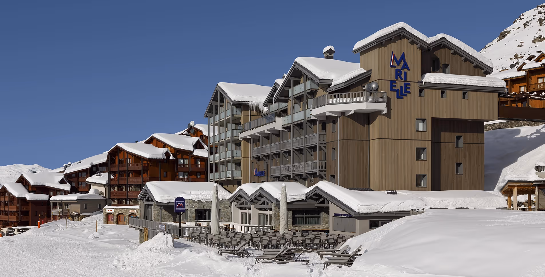 Façade de l'Hôte Marielle à Val Thorens un jour d'hiver ensoleillé