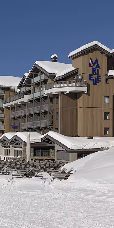 Façade de l'Hôtel Marielle à Val Thorens un jour d'hiver ensoleillé