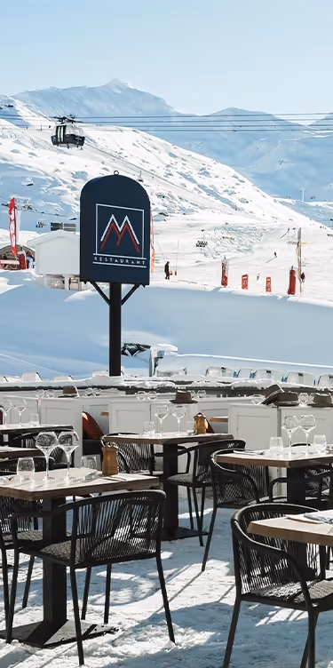 La terrasse du restaurant le M avec une vue sur les pistes 