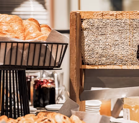 Le buffet du petit déjeuner du Marielle avec des viennoiseries, du miel et bien d'autres choix