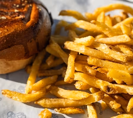 Un burger vé&gétarien du Gourmet Snack du Marielle, accompagné de frites