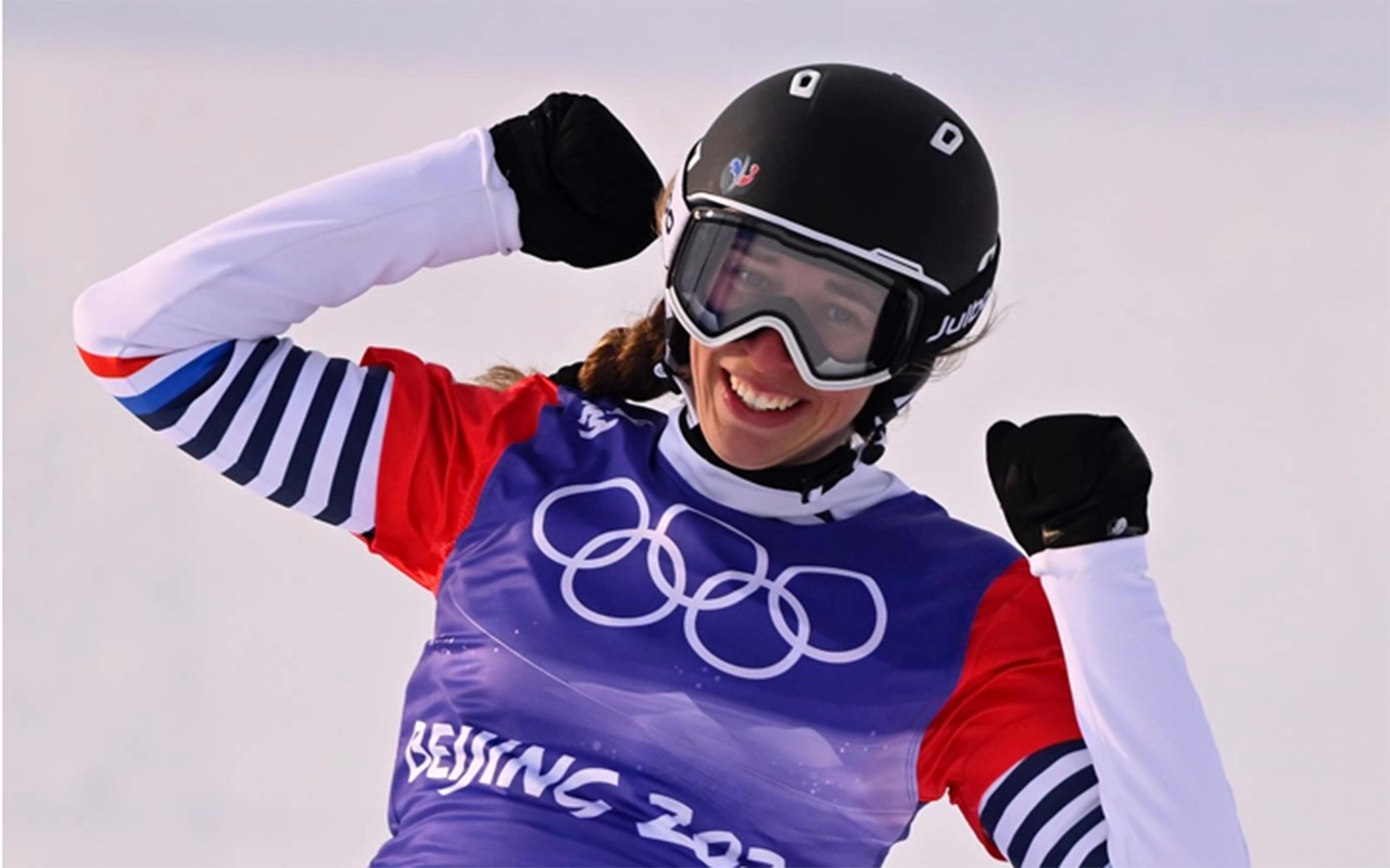 Chloe Trespeuch celebrating her podium during the 2022 Beijing Olympic Games
