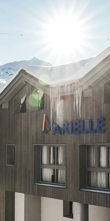 Façade de l'hôtel avec les sommets de Val Thorens en arrière plan