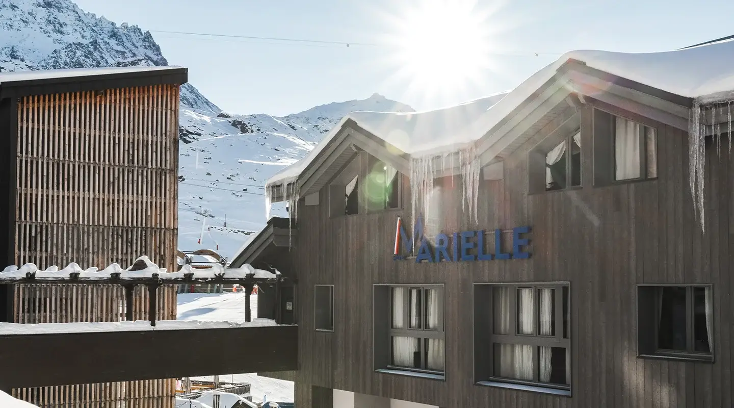 Façade de l'hôtel avec les sommets de Val Thorens en arrière plan