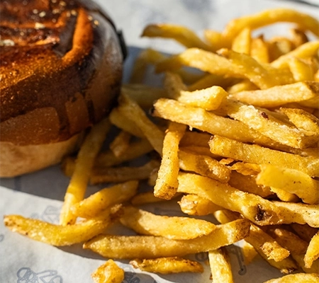 Un burger vé&gétarien du Gourmet Snack du Marielle, accompagné de frites