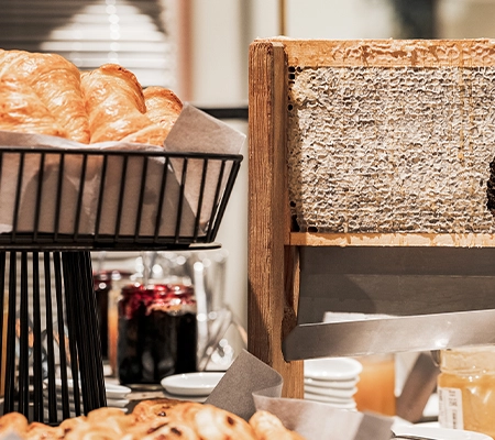 Le buffet du petit déjeuner du Marielle avec des viennoiseries, du miel et bien d'autres choix