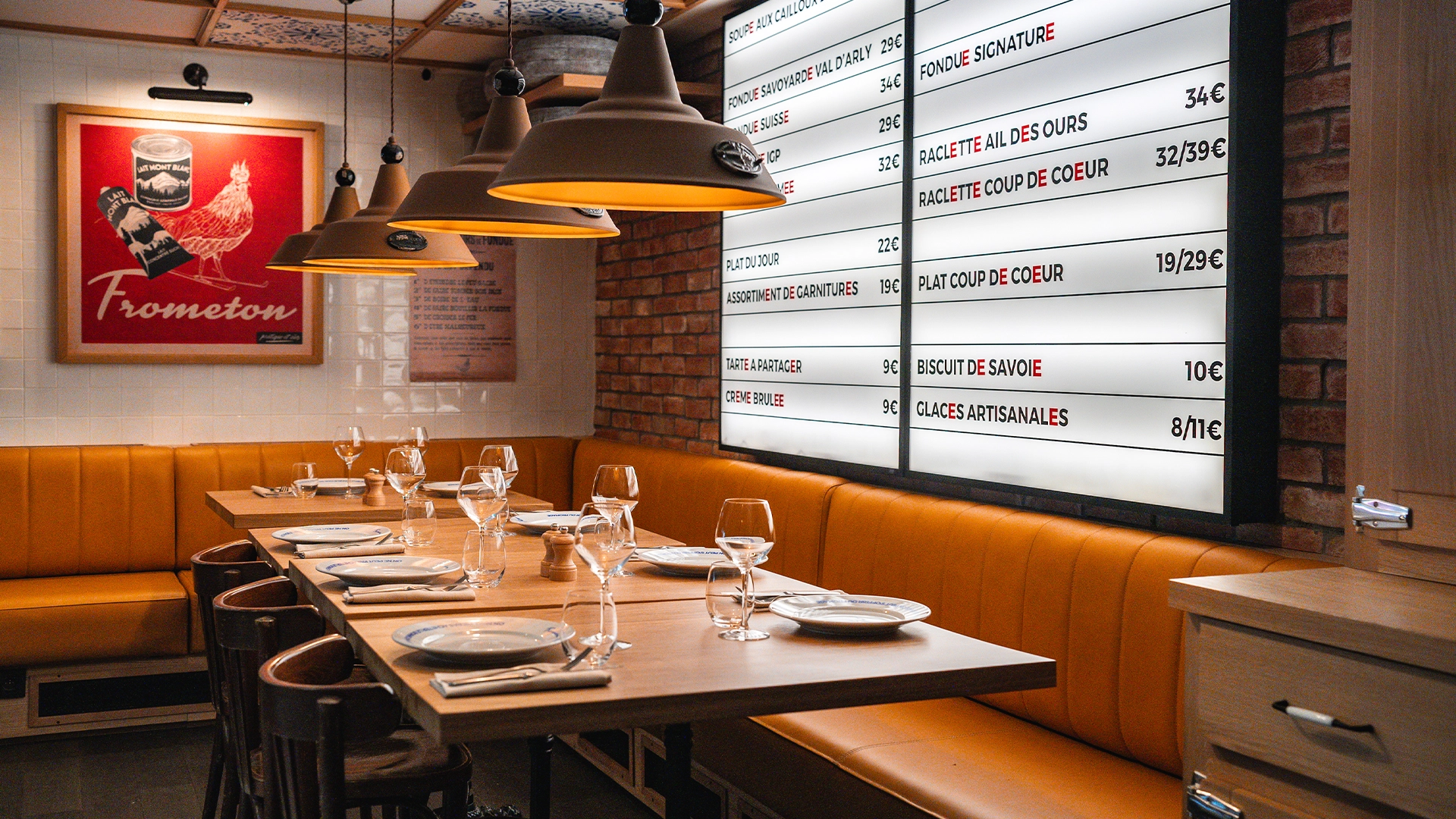 Salle de restau avec table Restaurant Frometon Flaine et Chamonix