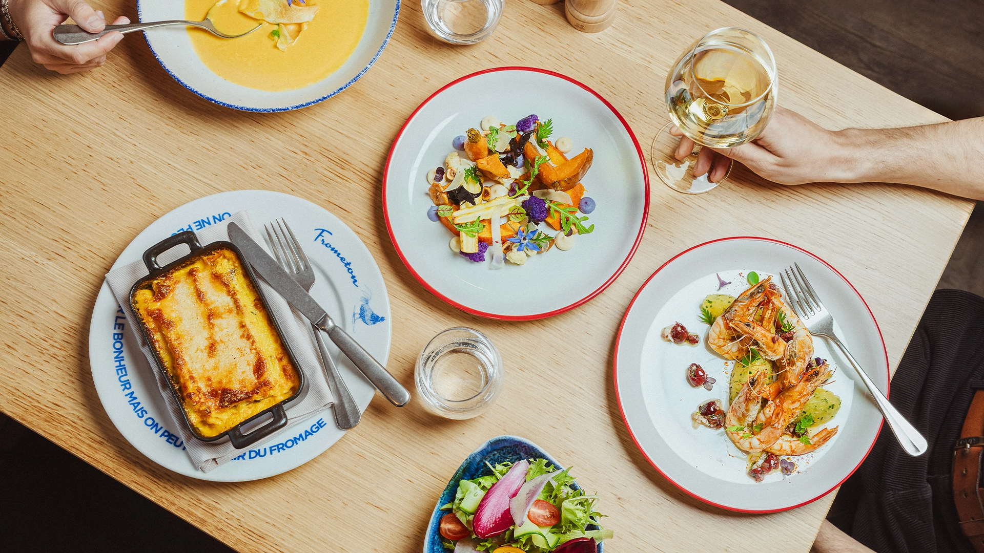 Frometon Chamonix - Table repas à deux avec plats et entrées