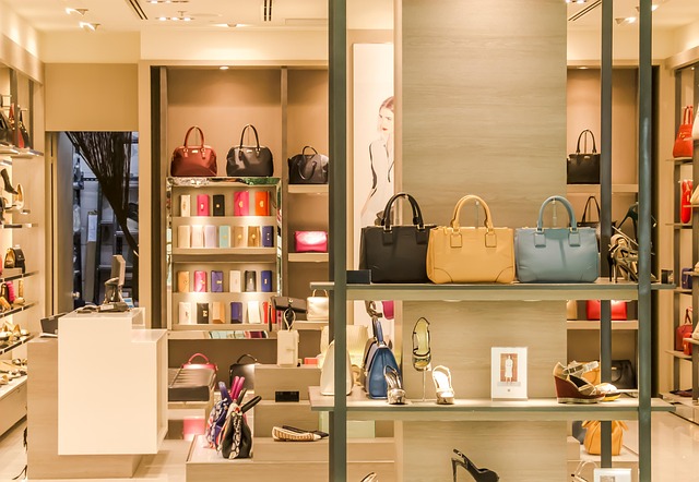 Boutique de maroquinerie et chaussures sensible au risque de démarque inconnue en magasin
