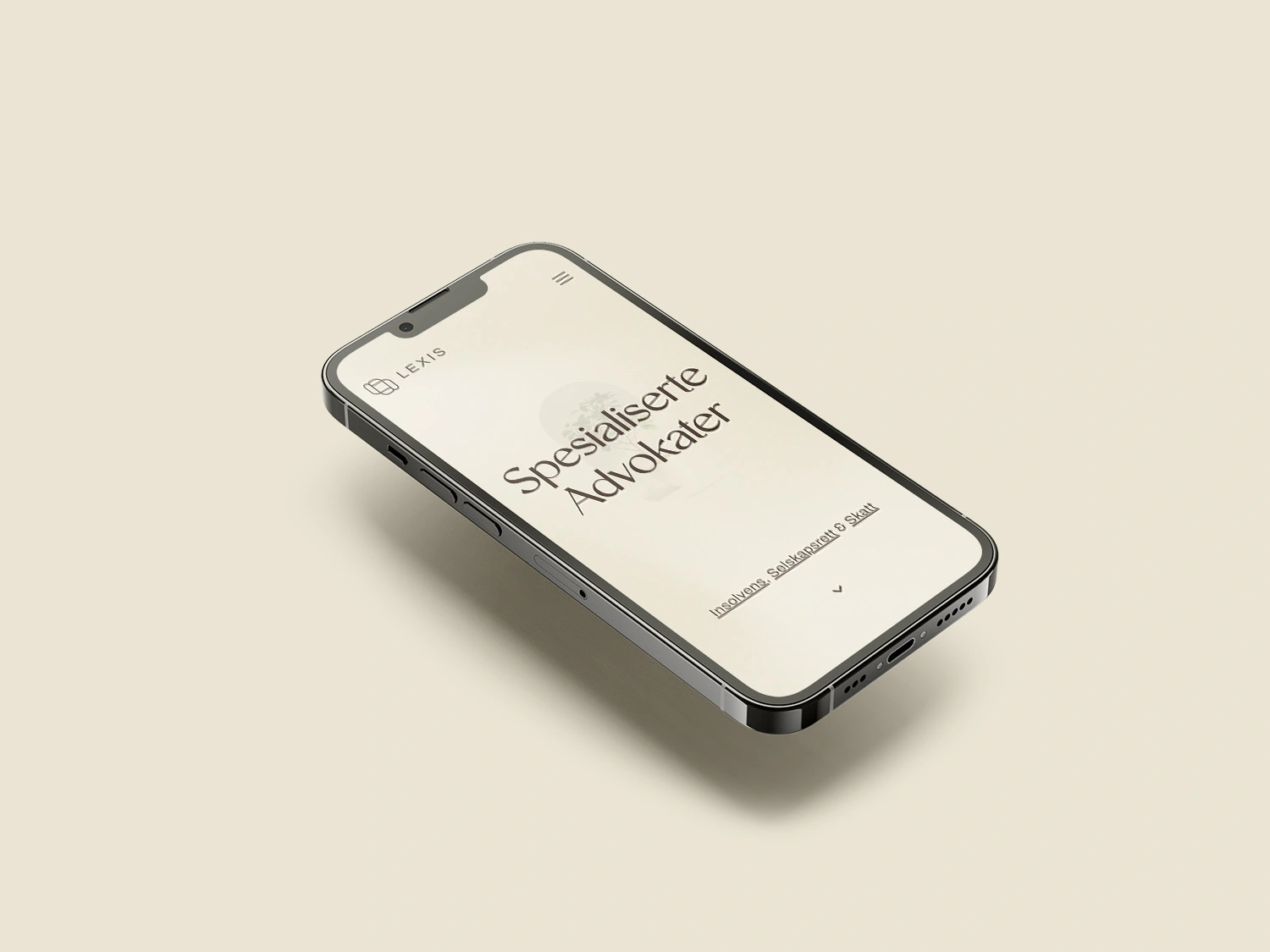 Mobiltelefon som viser nettsiden til Lexis med teksten Spesialiserte Advokater og lenker til Insolvens, Saksbehandling og Skatt.