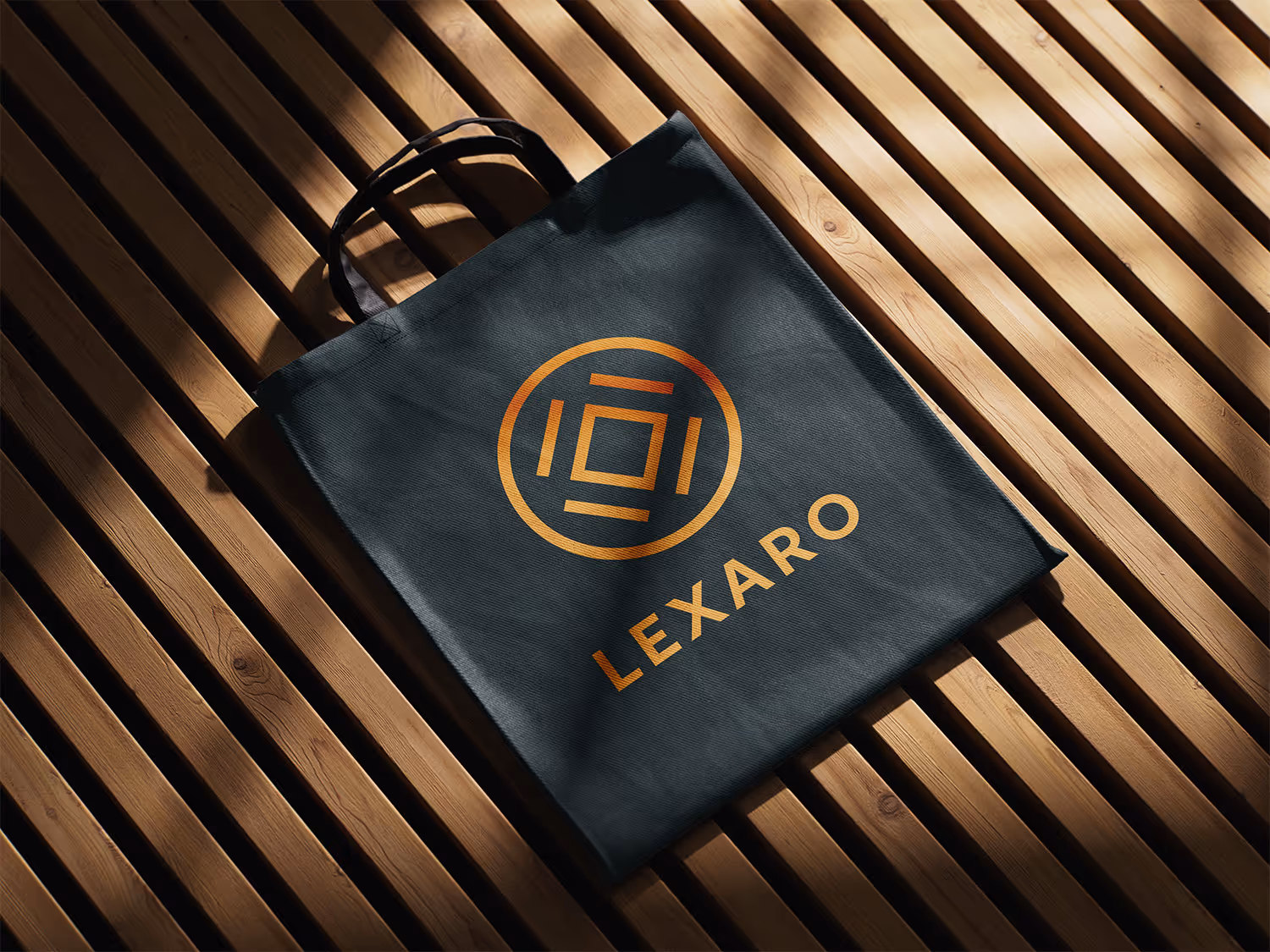 Sort bærepose med oransje Lexaro-logo på trepanelgulv under lys og skygge.