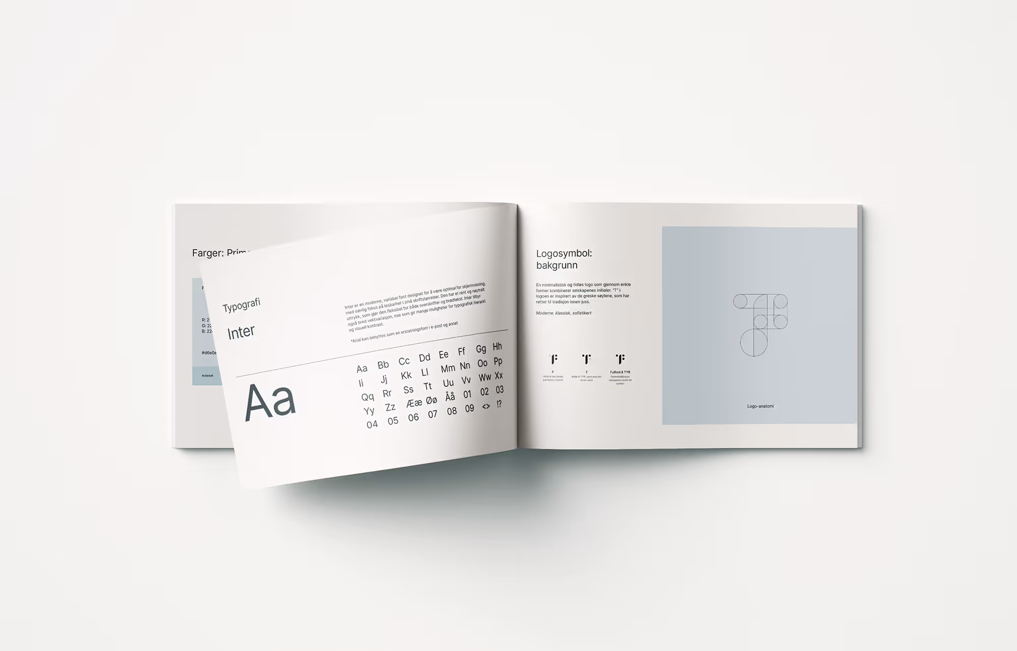Åpen brosjyre som viser typografi, fargeprøver og logoens geometriske oppbygning på en ren, hvit bakgrunn.