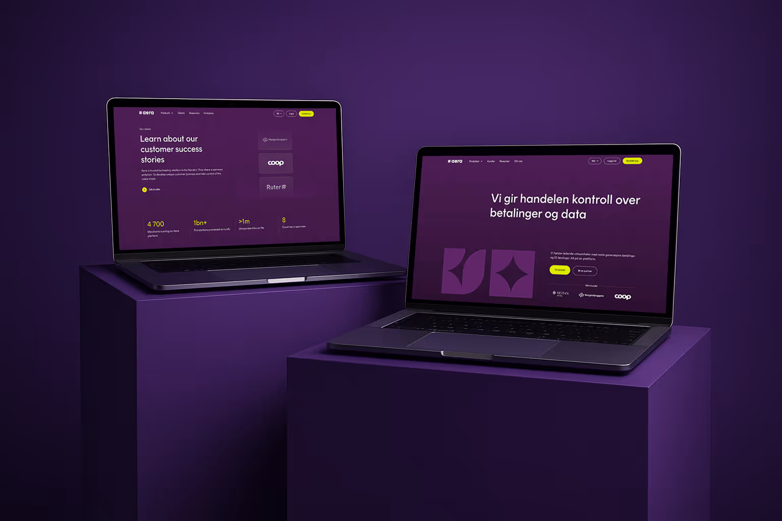To bærbare datamaskiner på lilla podier med nettsider som viser kundehistorier og betalingstjenestekontroll på mørk lilla bakgrunn.