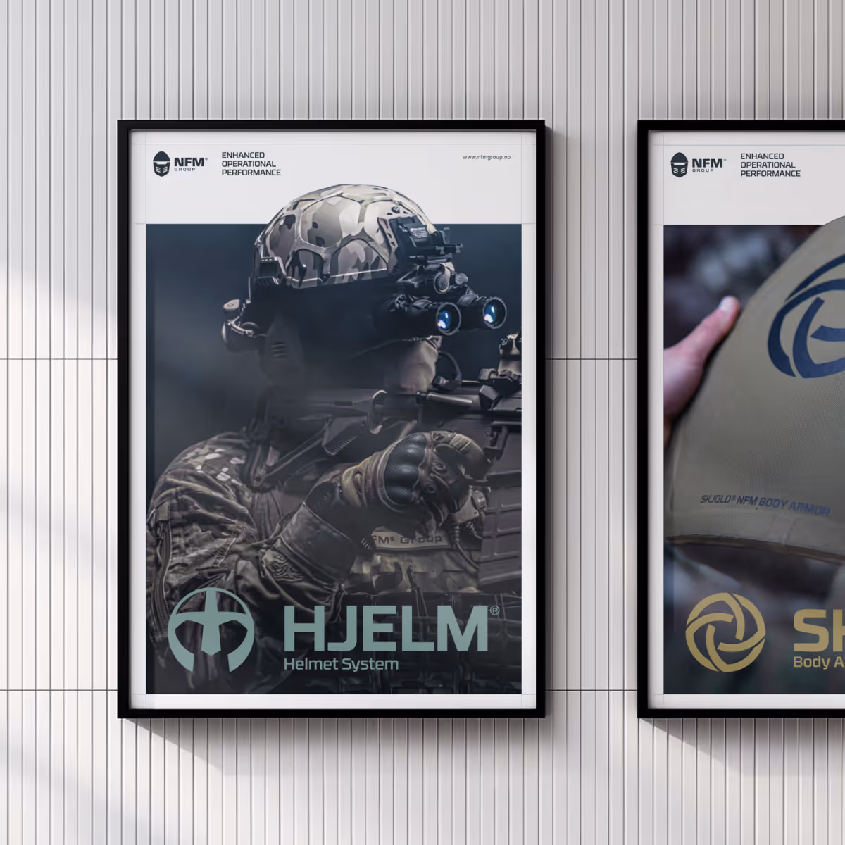 Plakat med soldat i kamuflasjeuniform og hjelm med nattkikkert, med tekst 'HJELM Helmet System' og NFM Group-logo.