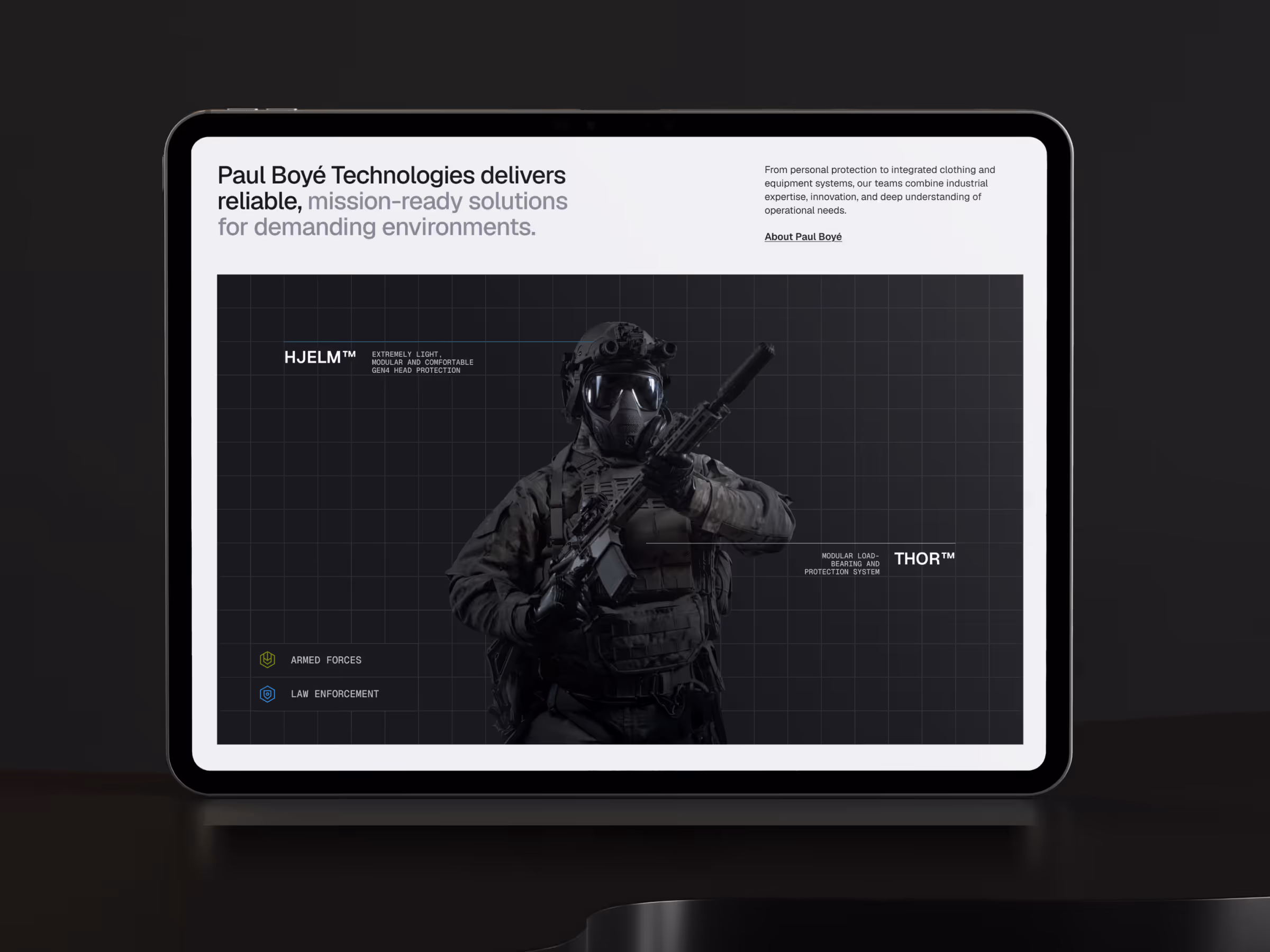 Bilde av en skjerm som viser en soldat i taktisk utstyr med tekst om Paul Boyé Technologies og deres pålitelige løsninger for krevende miljøer.