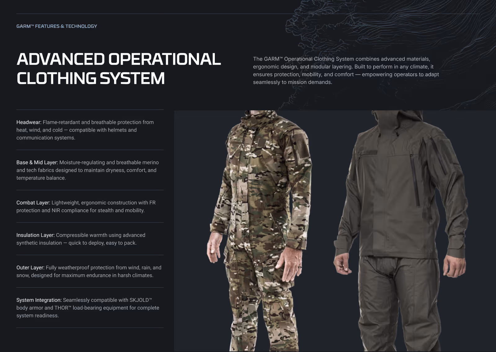 To mannsmodeller uten hoder iført avanserte taktiske klær for militær bruk; den ene i kamuflasjeuniform og den andre i ensfarget mørk taktisk dress.