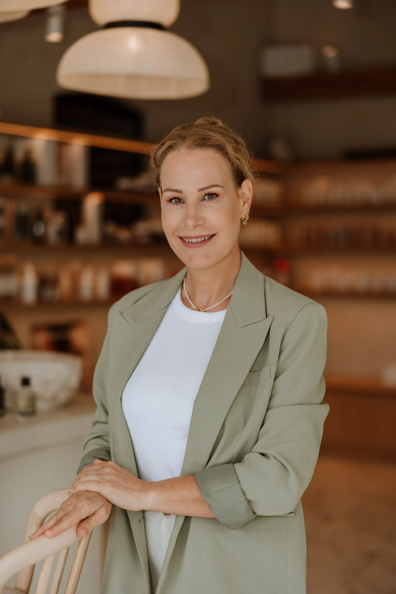 Medewerker van Be by Kay bij de productenwand