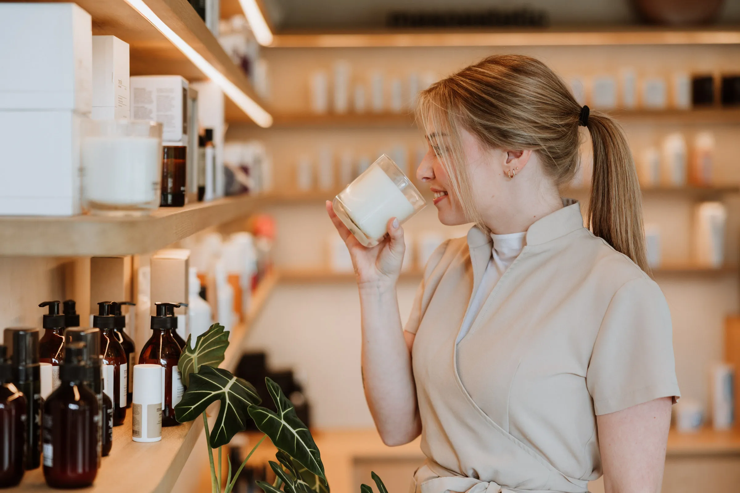 Klant met product bij Be by Kay