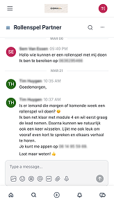 Chatgesprek in een berichtenapp waarin gebruikers vragen en informatie delen over een rollenspel en het maken daarvan.
