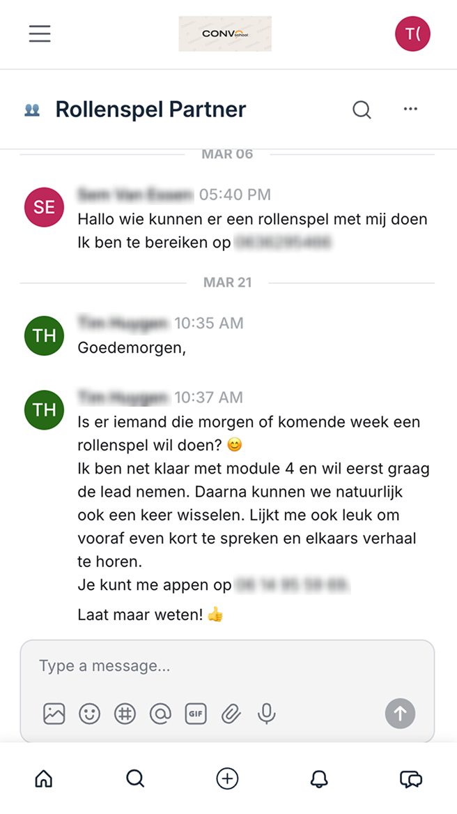Chatgesprek in een app genaamd Rollenspel Partner met berichten over het plannen van rollenspellen en contactinformatie.