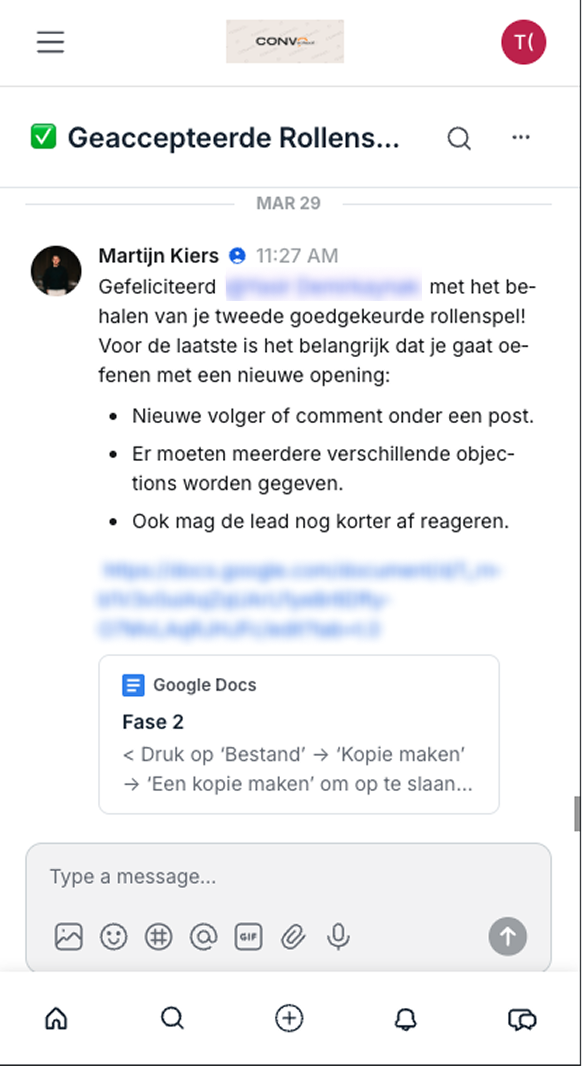 Scherm van een chatapp met een bericht in het Nederlands waarin Martijn Kiers iemand feliciteert met het behalen van de tweede goedgekeurde rollenspel en tips geeft voor een nieuwe oefening, inclusief een link naar een Google Docs-document genaamd Fase 2.