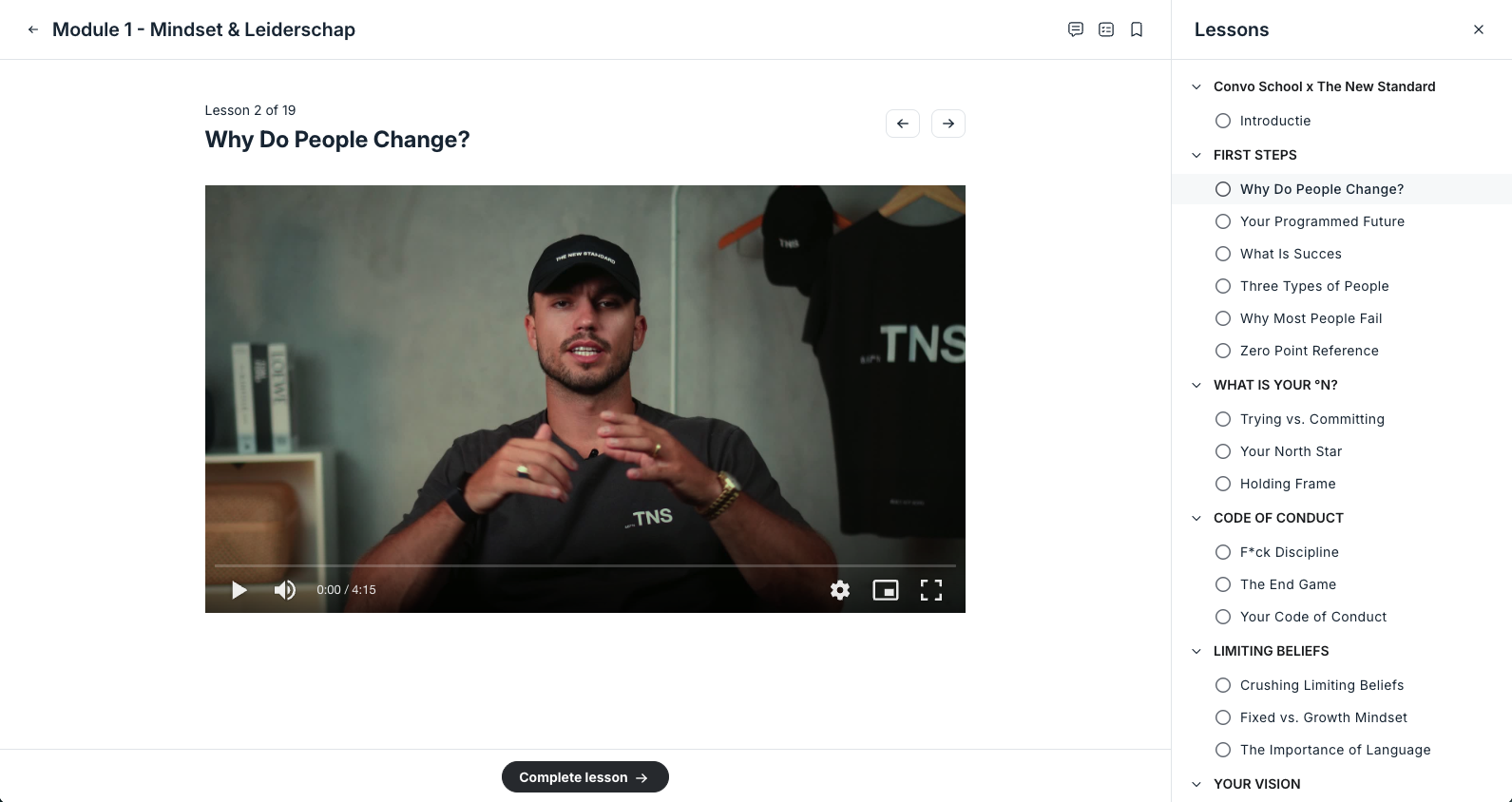 Man legt een les uit getiteld 'Why Do People Change?' in een online cursus onder module 1 Mindset & Leiderschap.