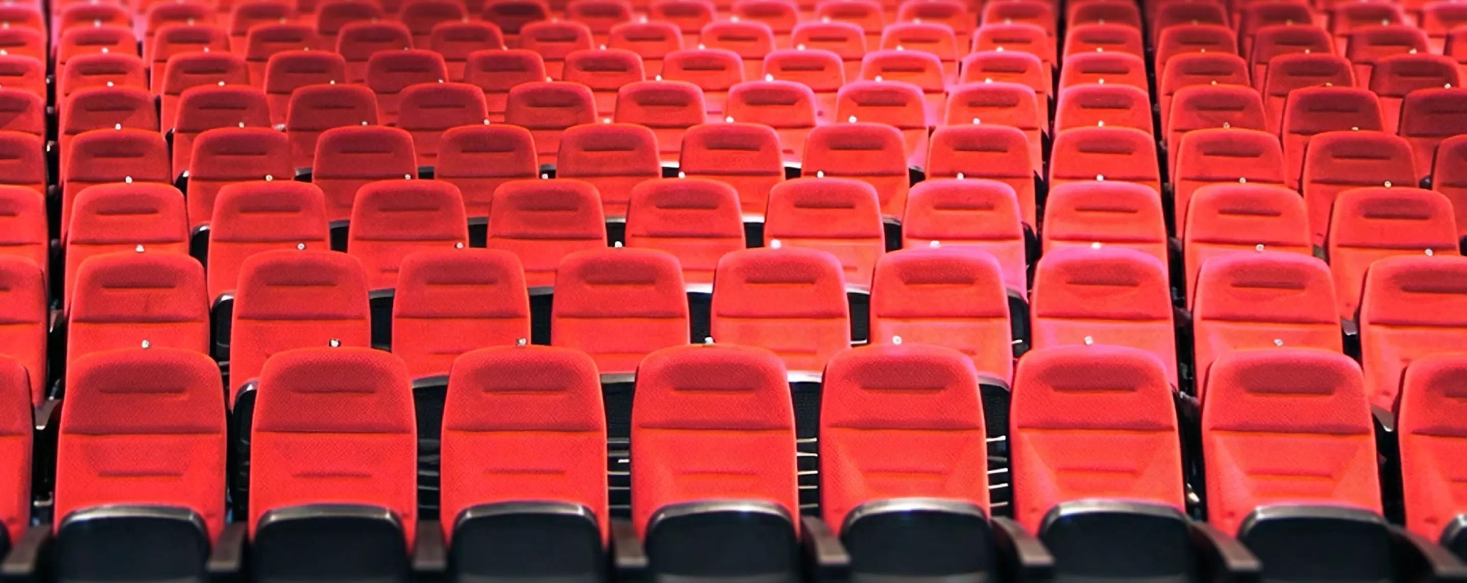 Kinobestuhlung Modell Gloria im Kino 2 der EM-Filmtheaterbetriebe Stuttgart.