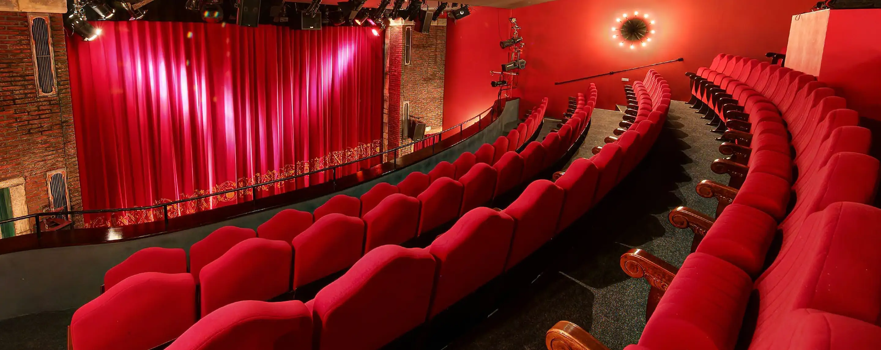 Vogelperspektive von der obersten Empore auf das gesamte Auditorium des Nuevo Teatro Alcalá mit insgesamt 1.222 roten Sitzplätzen Modell Alcalá.