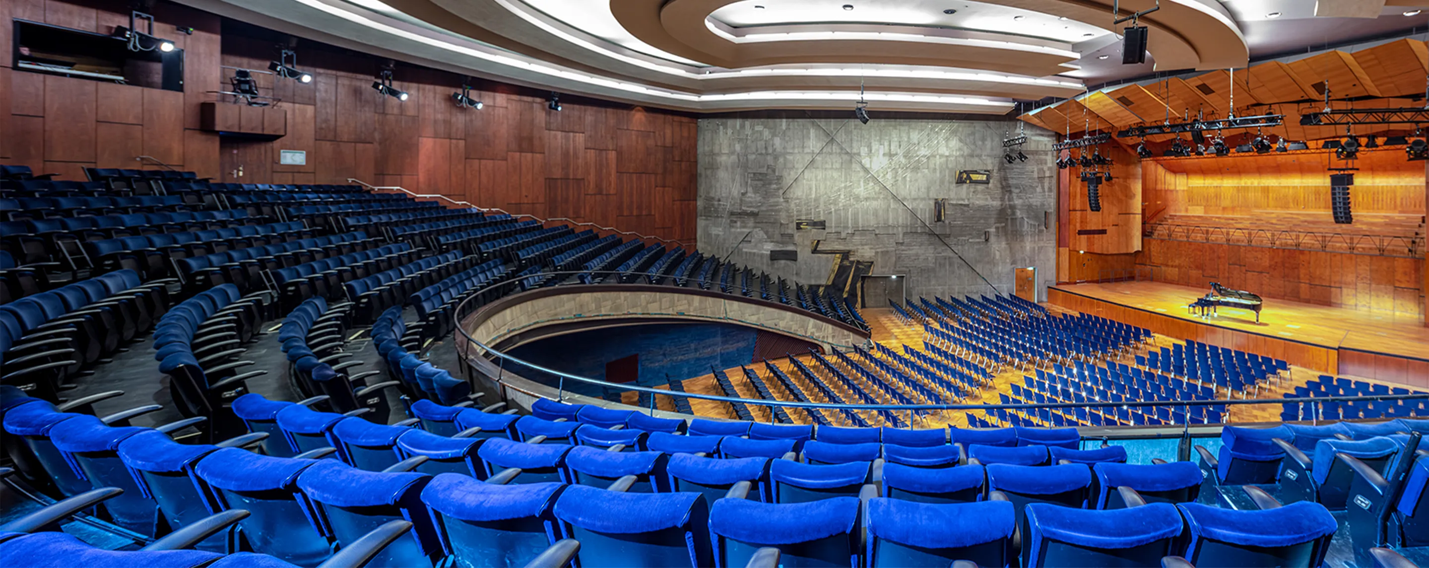 Auditoriumbestuhlung im Beethoven-Saal der Liederhalle Stuttgart mit Blick auf die Bühne.
