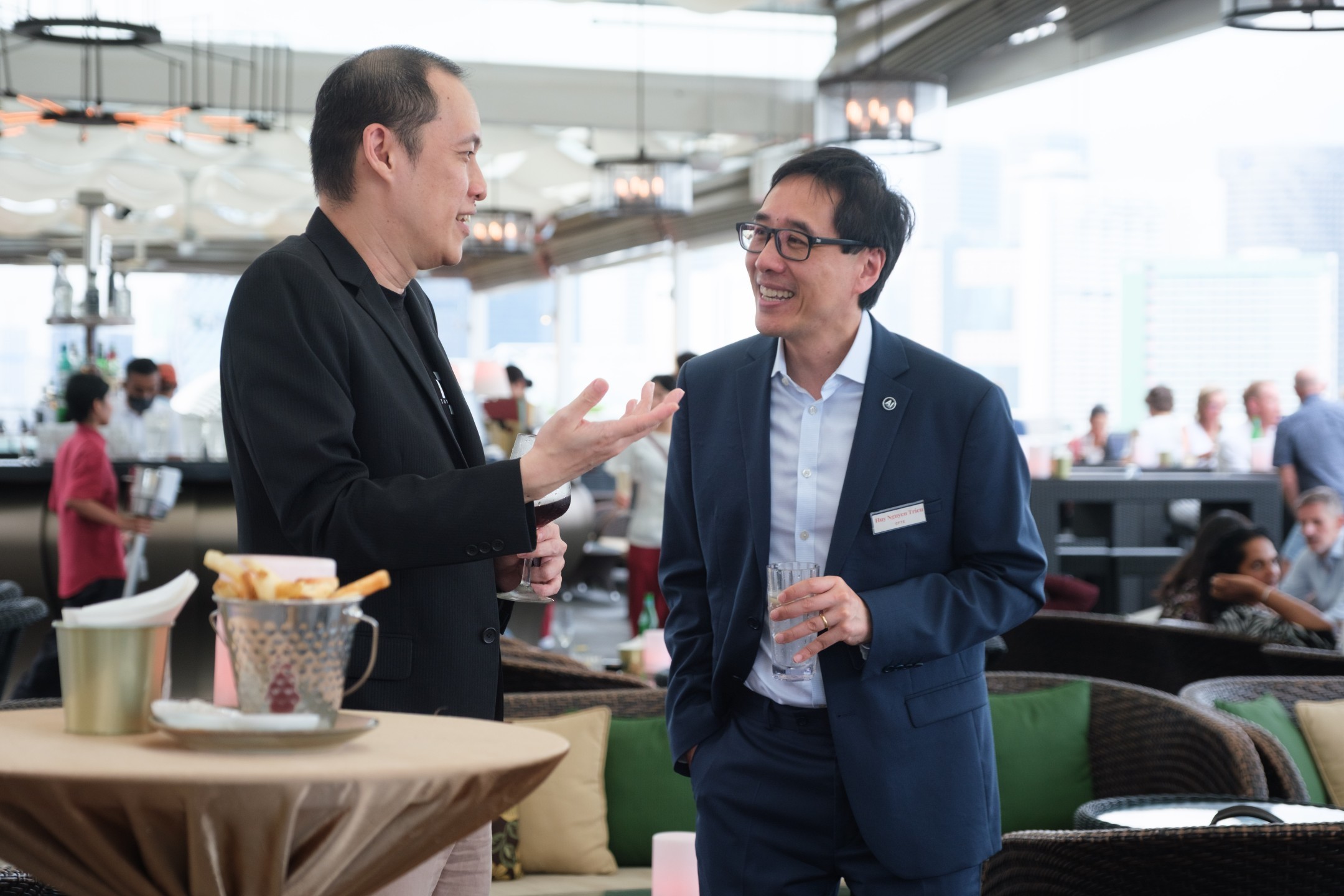 Two guests in conversation by the bar