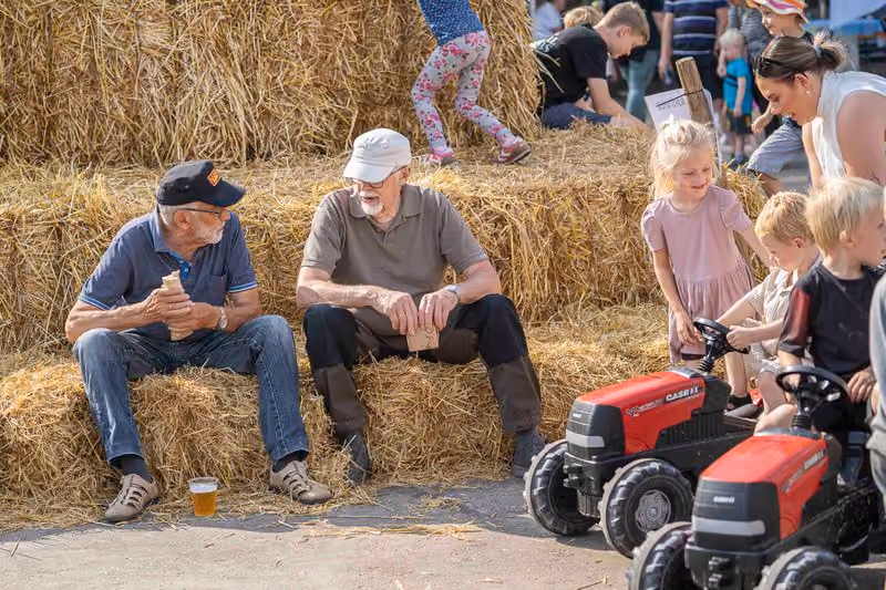 Gæster på halmballer til høstfest 2025