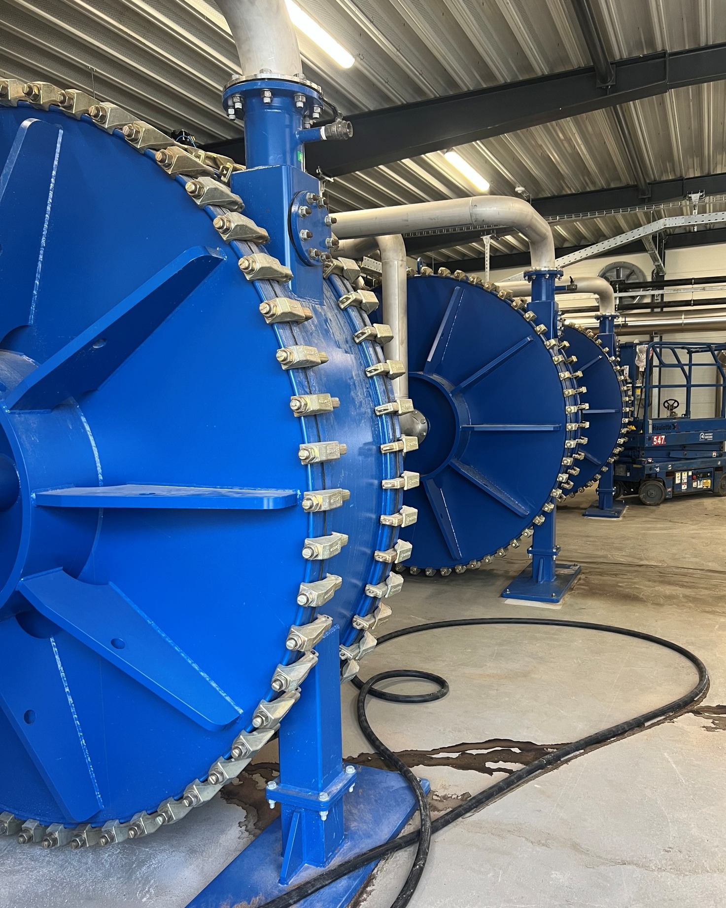 image of a geothermal plant with advanced technology