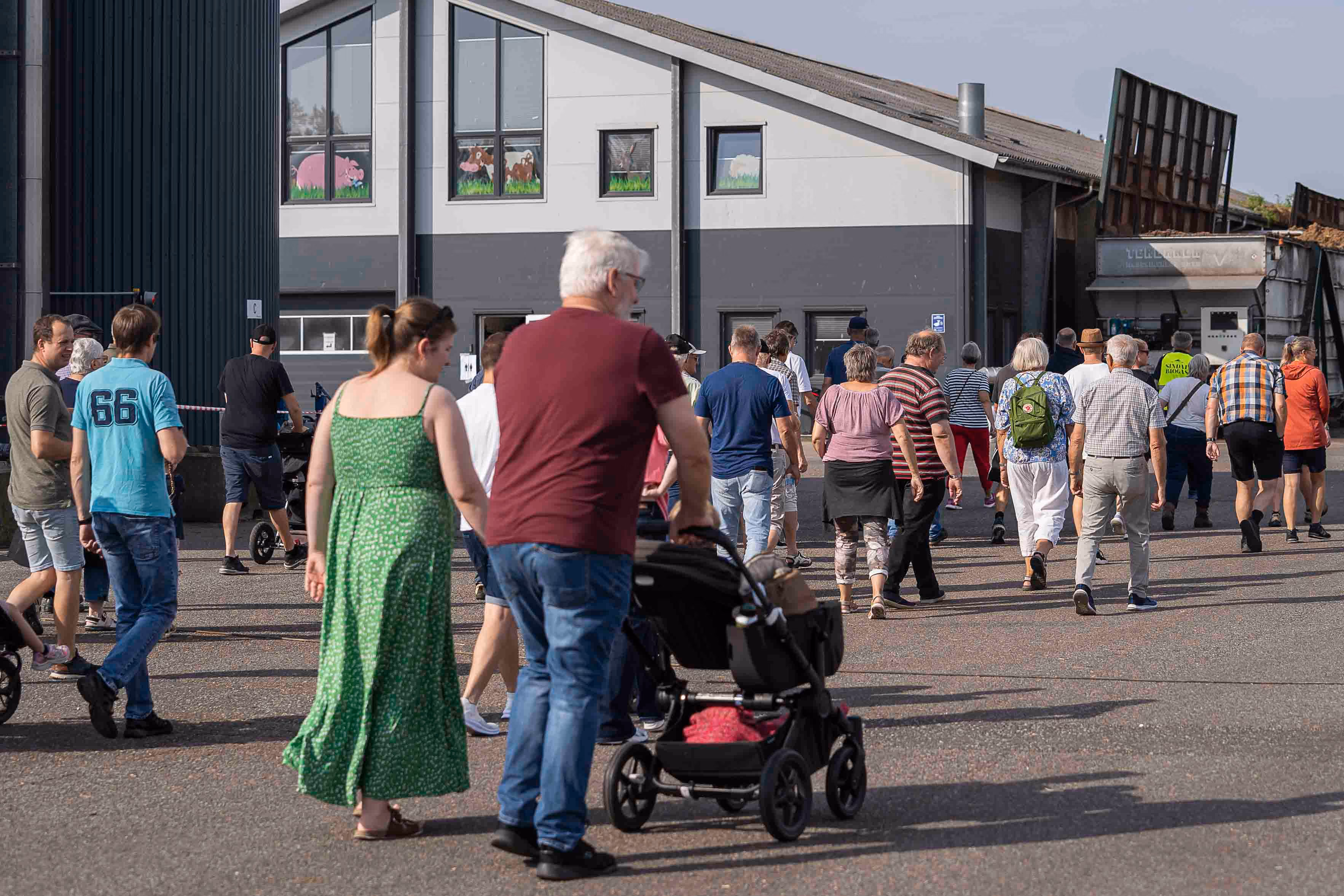 Gæster går rundt på pladsen til høstfest