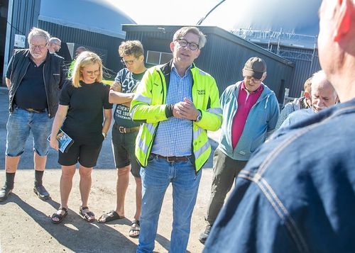 Ny direktør taler til medarbejdere ved anlægget