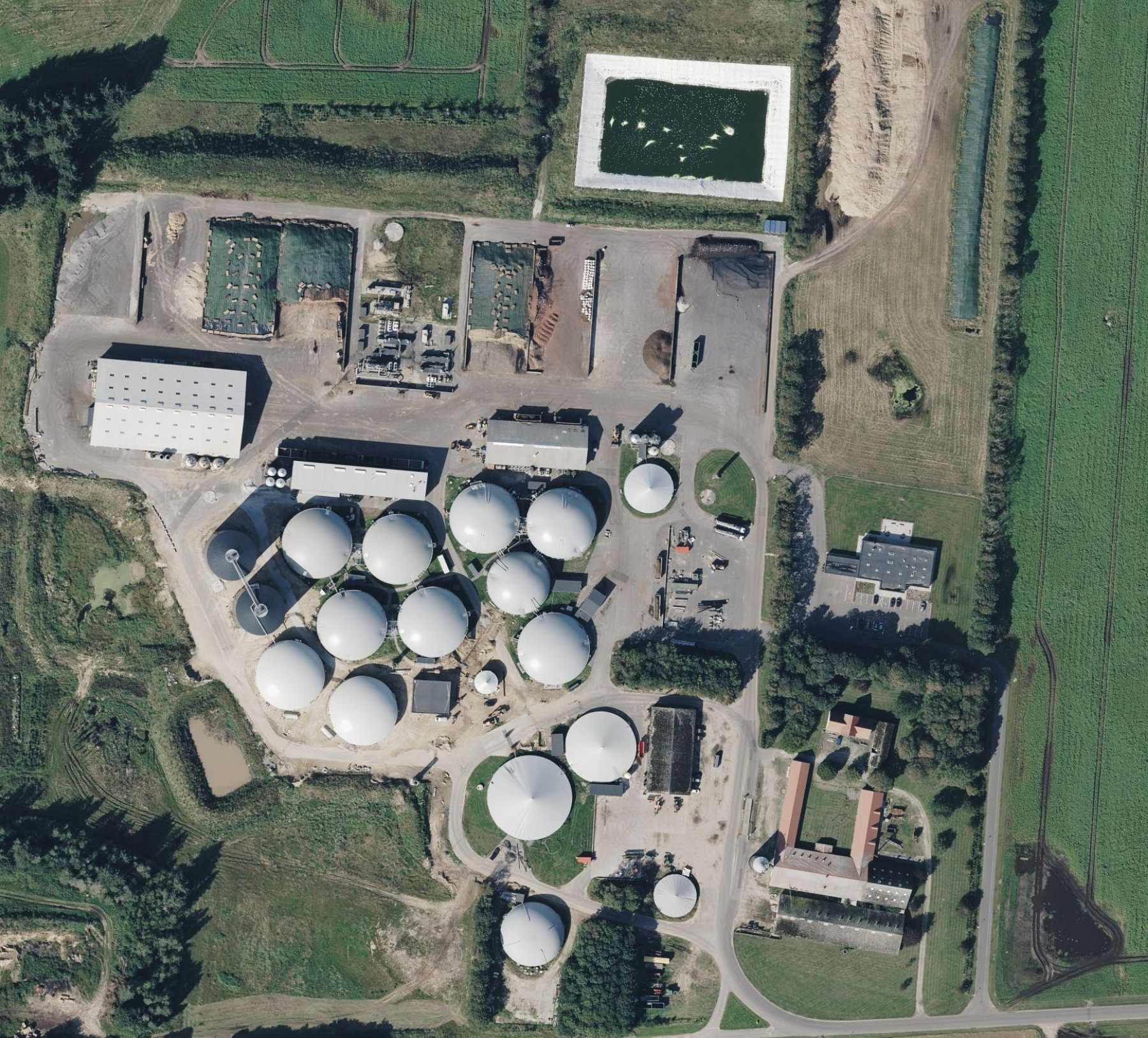 Luftfoto af Sindal Biogas' anlæg med reaktortanke og modtageanlæg