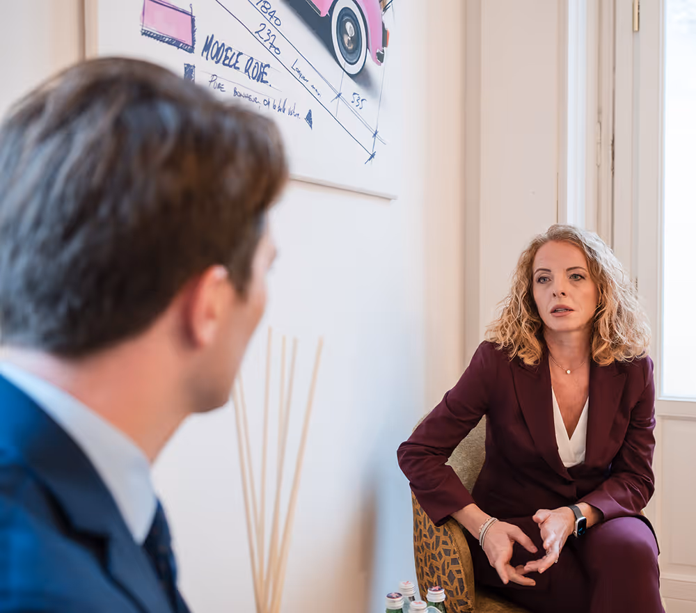 Avvocato durante un incontro con un cliente in studio a Milano, in un contesto di consulenza legale e confronto professionale