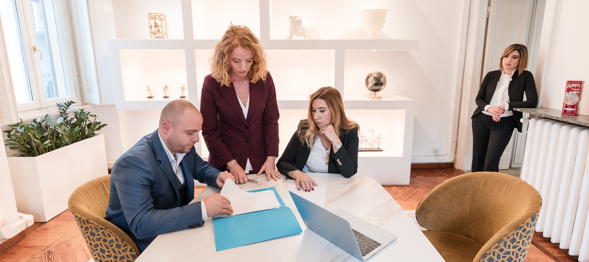 Team di avvocati durante una riunione in studio a Milano, in un contesto di collaborazione e consulenza legale