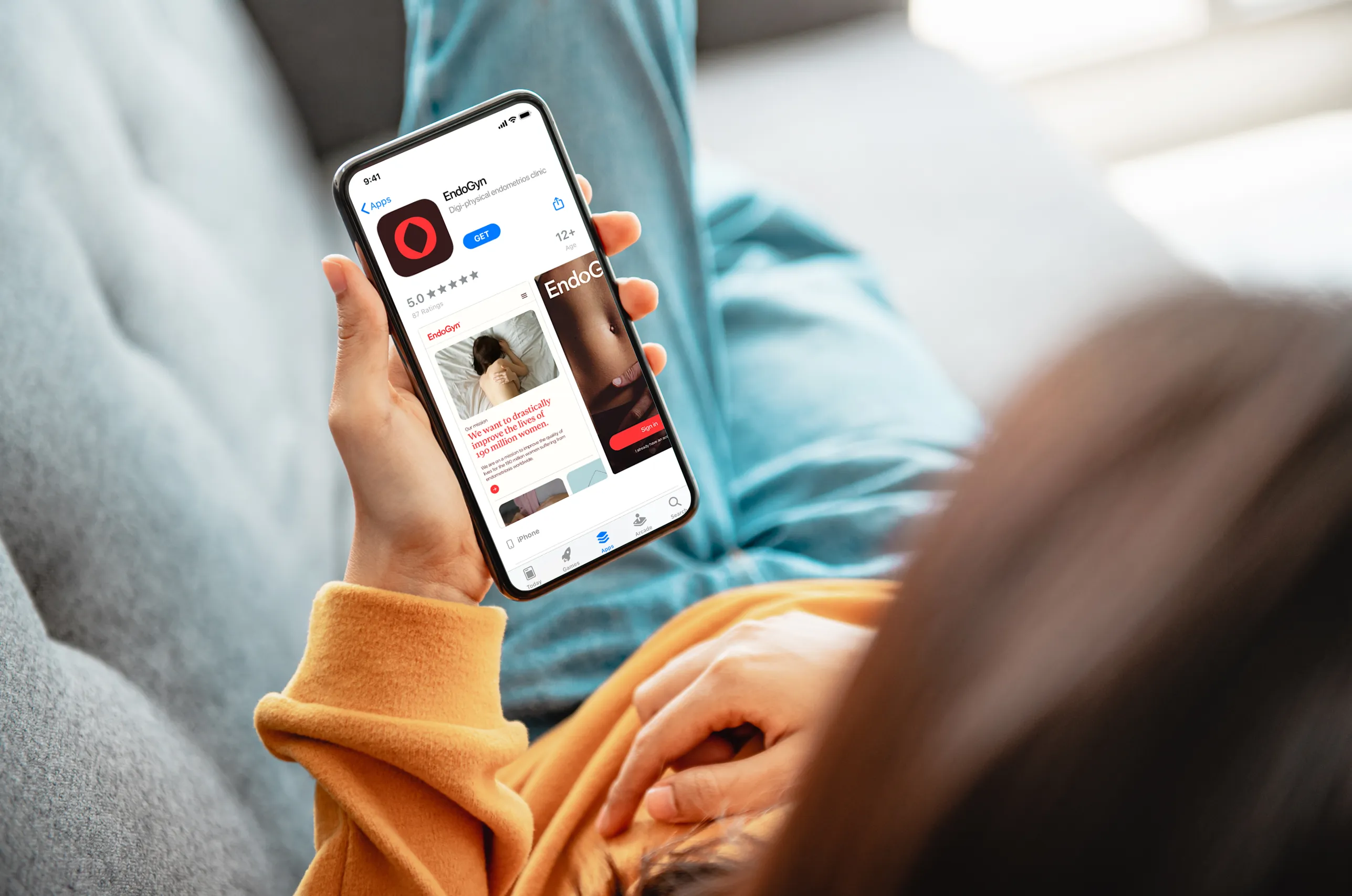 Person som håller i en smartphone med Apple App Store-appen EndoGyn öppen på skärmen.