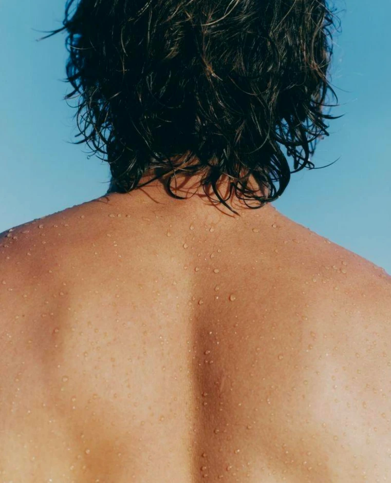 Homme se passant les mains dans les cheveux - Marsea - Centre de médecine esthétique à Bastia en Corse