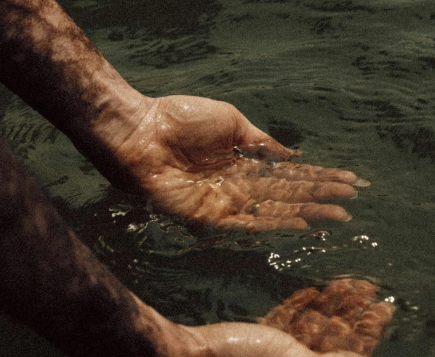 Photo de mains de femme dans l'eau - Marsea - Centre de médecine esthétique à Bastia en Corse