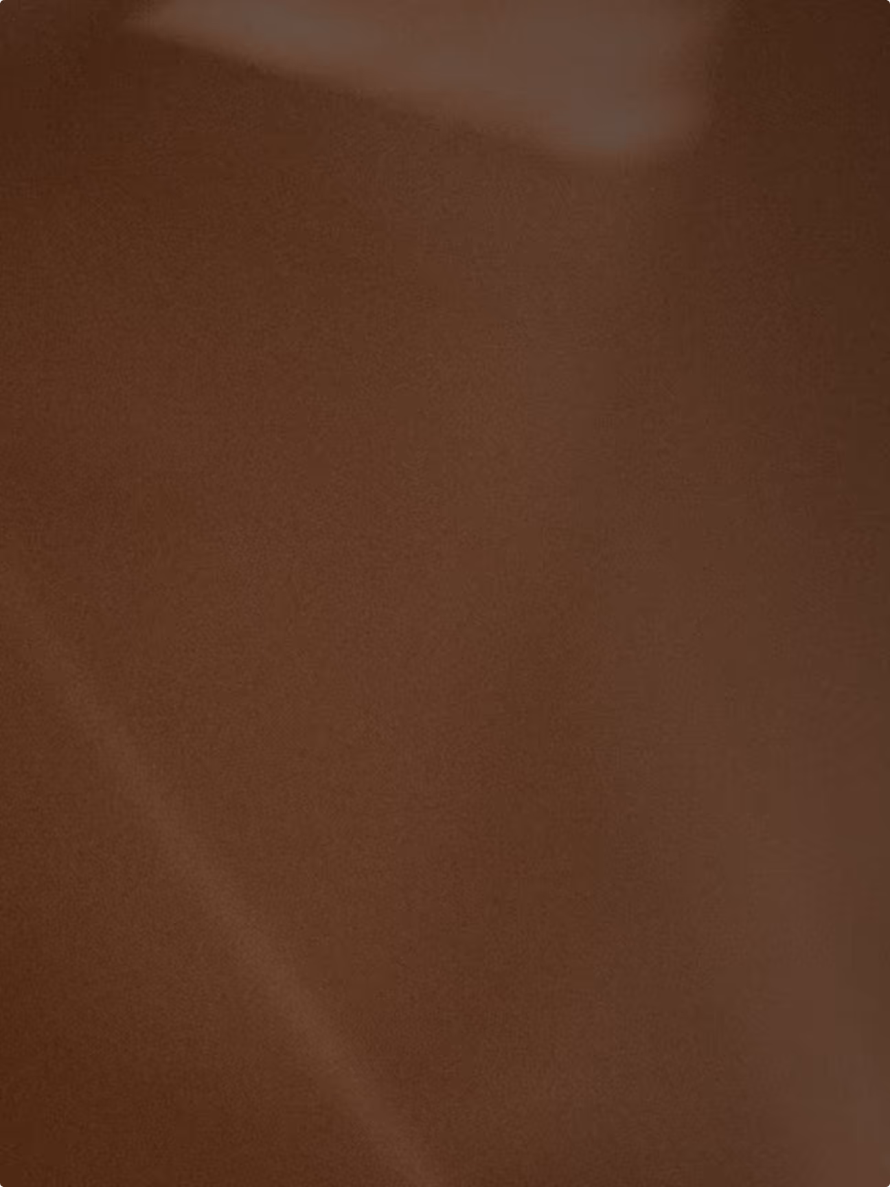 Strukturierte braune Leder- oder Stofoberfläche mit Lichtverlauf und Schatteneffekt.