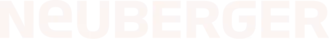 Großbuchstaben "NEUBERGER" in heller Schrift auf hellem Hintergrund