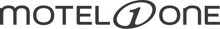 Motel One Logo mit schwarzem Text und stylisiertem Schriftzug auf weißem Hintergrund