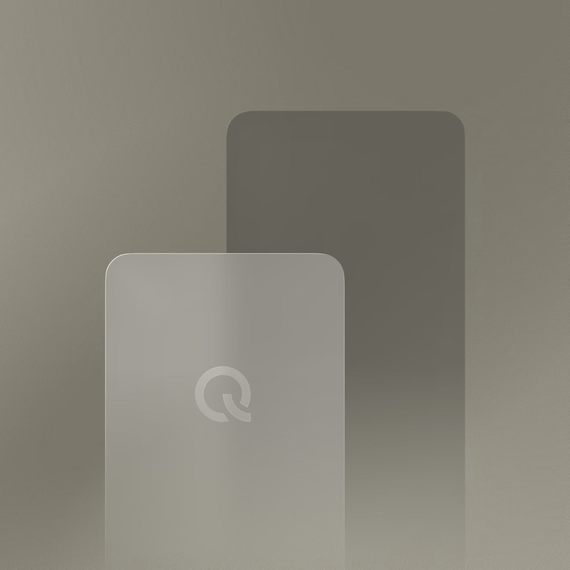 Zwei überlagerte Smartphones mit abgerundeten Ecken auf grauem Hintergrund.