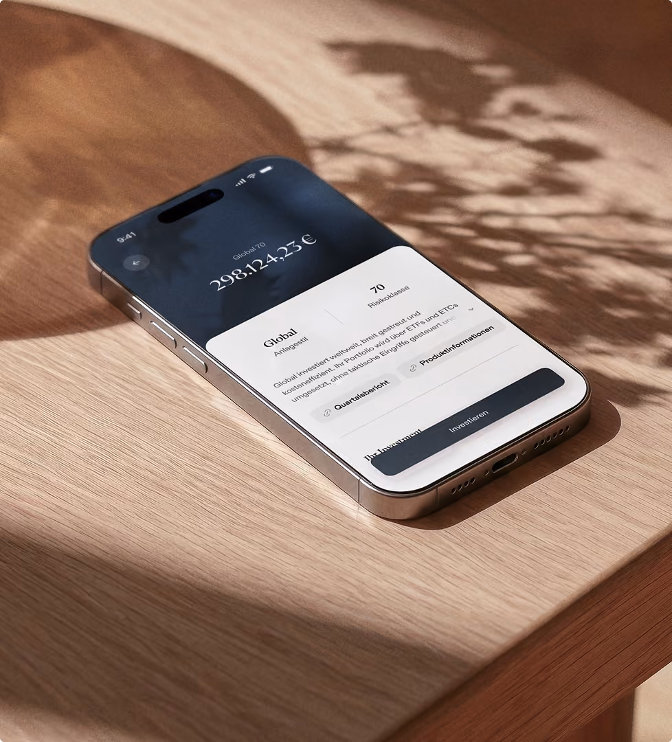 iPhone zeigt Finanz-App mit Aktienkursen und globalen Anlageinformationen auf Holztisch