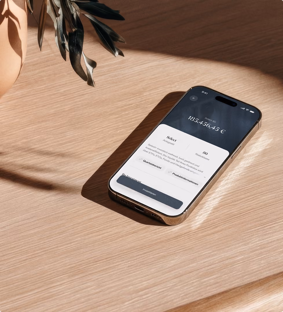 Smartphone auf Holztisch mit App-Interface und Pflanze im Hintergrund