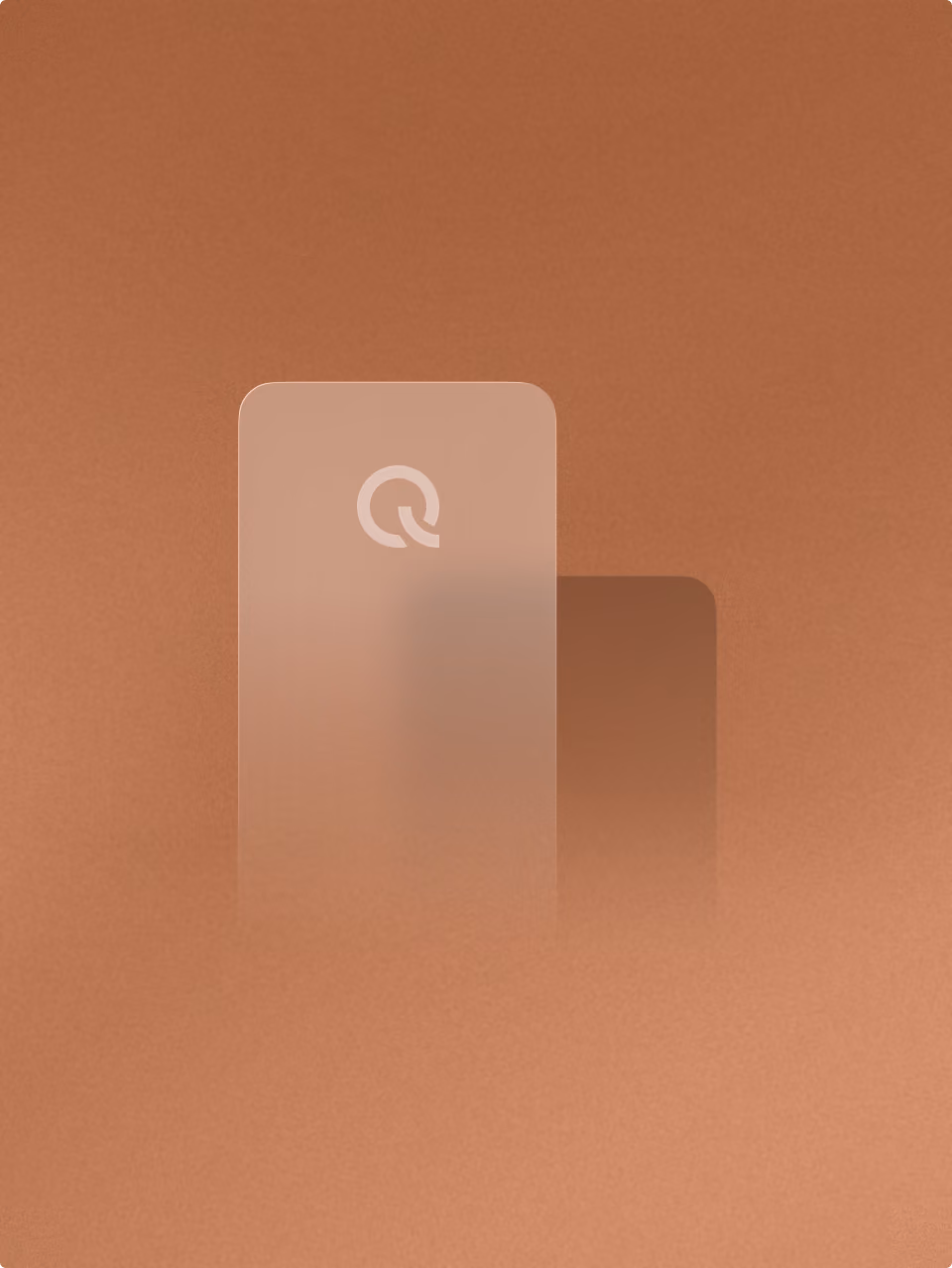 Beige Smartphone mit rundem Q-Logo auf terrakottafarbenem Hintergrund mit Schatten